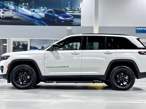 Used 2025 Jeep Grand Cherokee Altitude RWD image 2