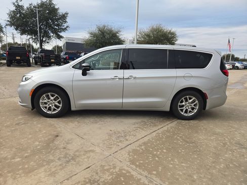 Used 2024 Chrysler Pacifica Touring-L image 6