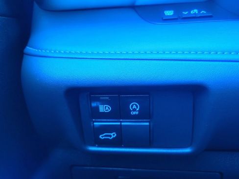 Used 2025 Toyota Highlander XLE image 25