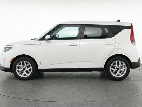 Used 2025 Kia Soul LX w/ LX Technology Package FWD image 5