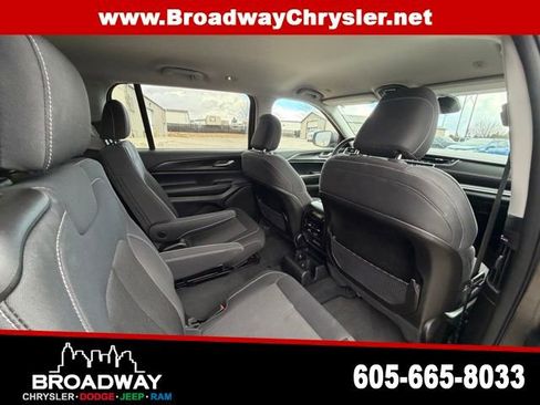 Used 2023 Jeep Grand Cherokee L Laredo image 11