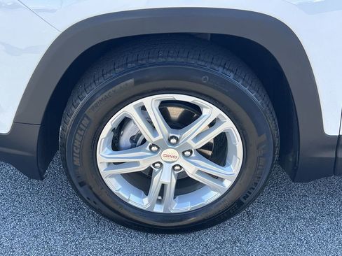 Used 2024 GMC Terrain SLE image 30