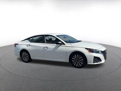 Used 2025 Nissan Altima 2.5 SV FWD image 2