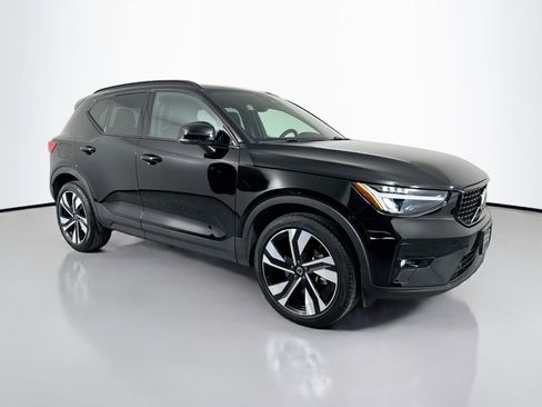 Certified 2023 Volvo XC40 B5 Plus w/ Climate Package image 3