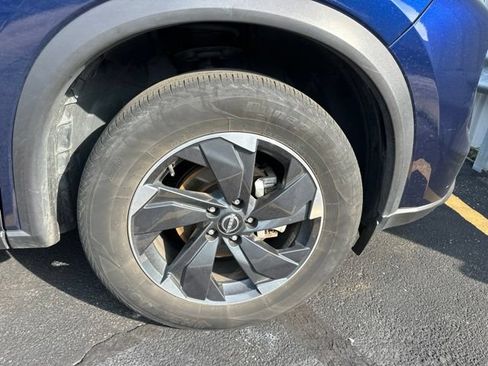 Used 2025 Nissan Rogue SV AWD/4WD image 3