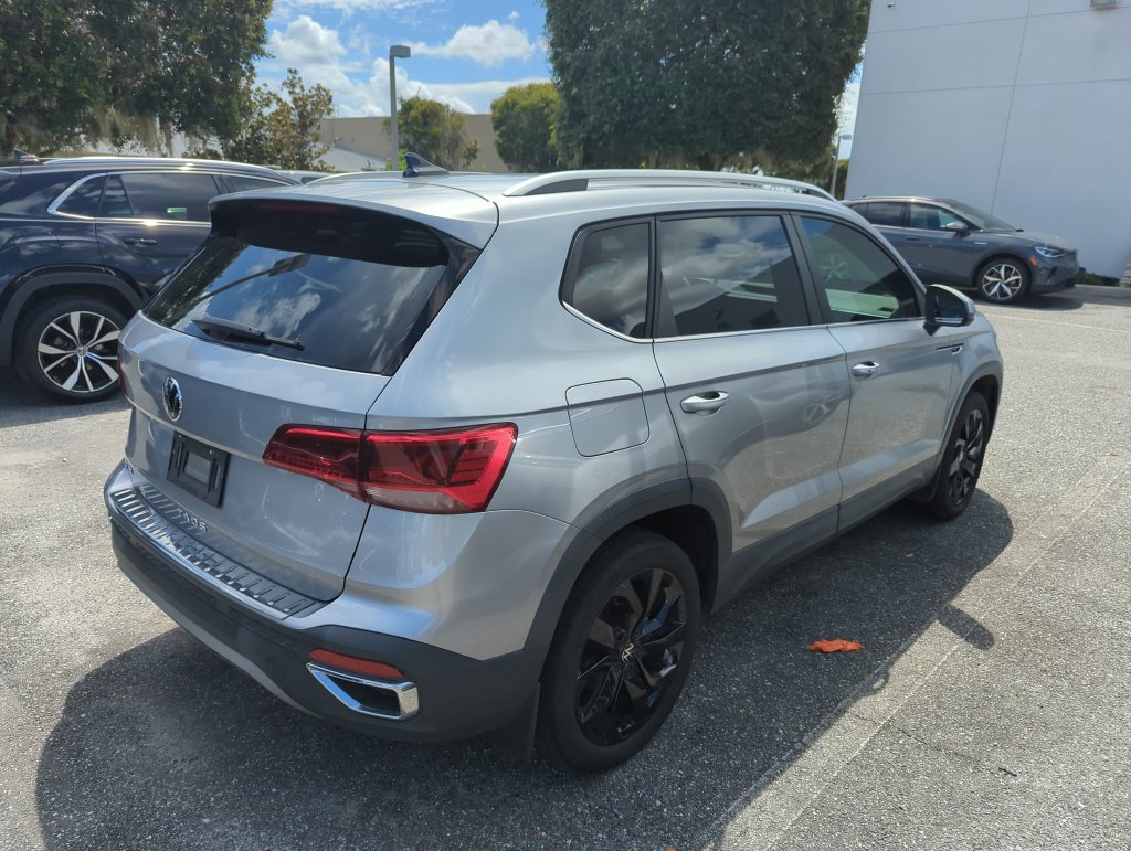Used 2022 Volkswagen Taos SE FWD image 2
