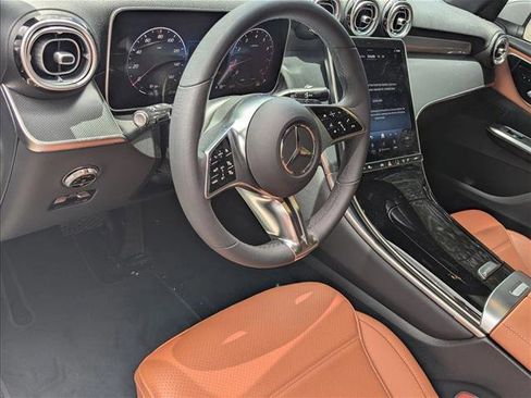 Used 2025 Mercedes-Benz GLC 300 4MATIC image 2