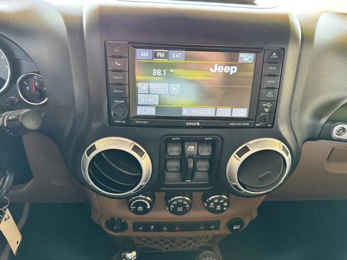 Used 2014 Jeep Wrangler Unlimited Rubicon w/ Connectivity Group AWD/4WD image 14
