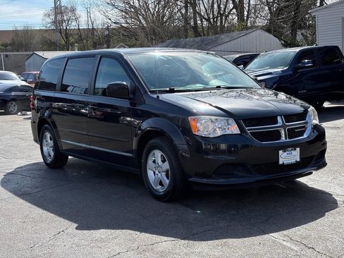 Used 2013 Dodge Grand Caravan SXT image 2