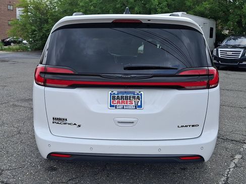 Used 2025 Chrysler Pacifica Limited FWD image 5