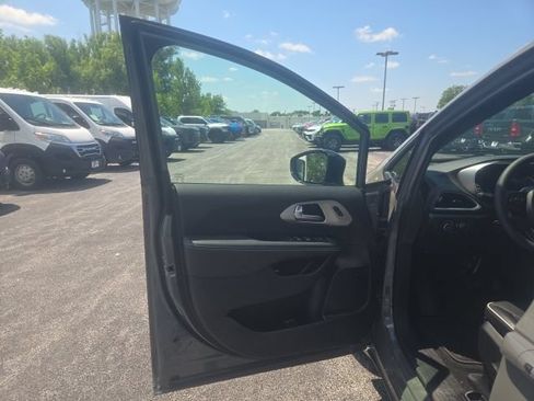Used 2024 Chrysler Pacifica Limited FWD image 13
