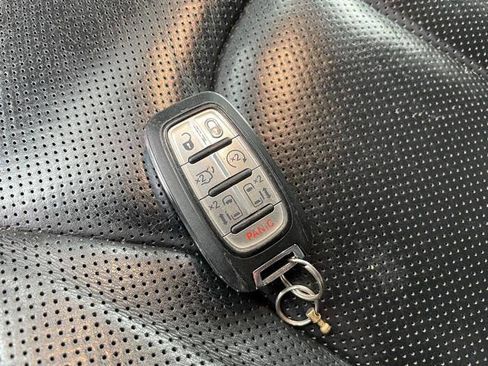 Used 2018 Chrysler Pacifica Limited FWD image 42