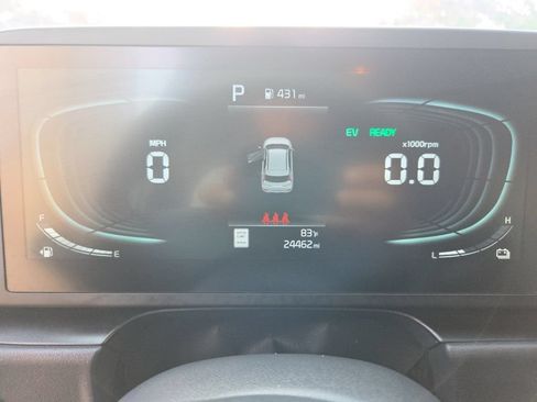 Used 2025 Kia Niro LX FWD image 2