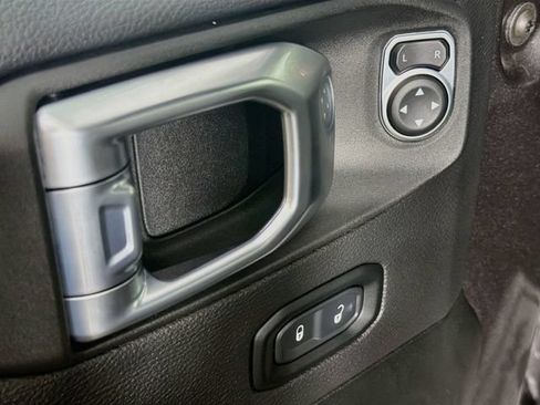 Used 2022 Jeep Wrangler Unlimited Rubicon w/ Steel Bumper Group AWD/4WD image 18