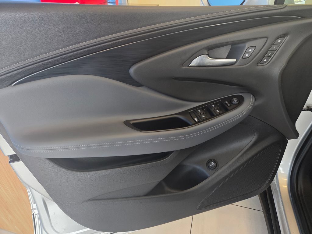 Used 2019 Buick Envision Essence FWD image 13