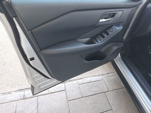 Used 2025 Nissan Rogue SV image 27