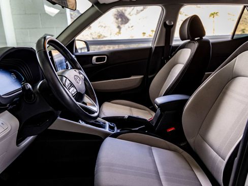 Used 2025 Hyundai Venue SEL FWD image 13