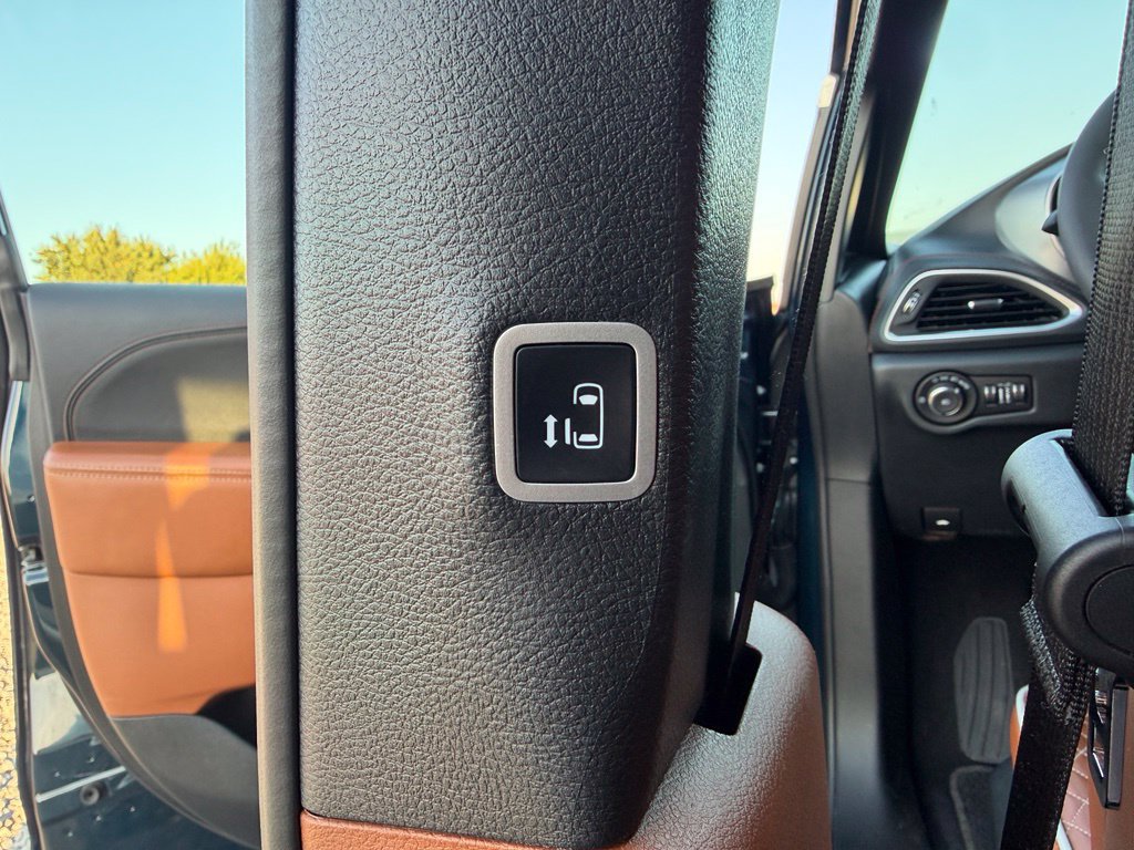Used 2025 Chrysler Pacifica Pinnacle FWD image 20
