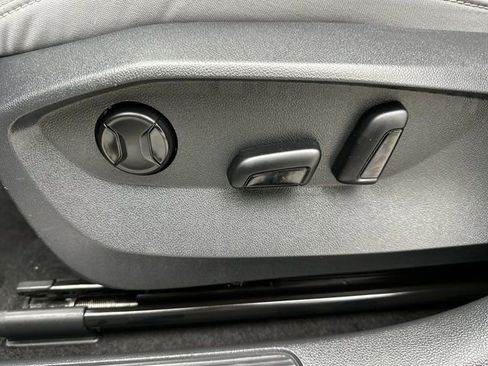 Certified 2023 Volkswagen Taos SE image 13