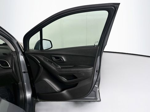 Used 2020 Chevrolet Trax LS w/ Tint and Cruise Package FWD image 29