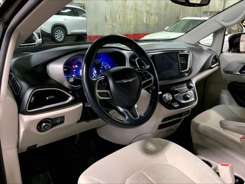 Used 2019 Chrysler Pacifica Touring Plus w/ Cold Weather Group image 17