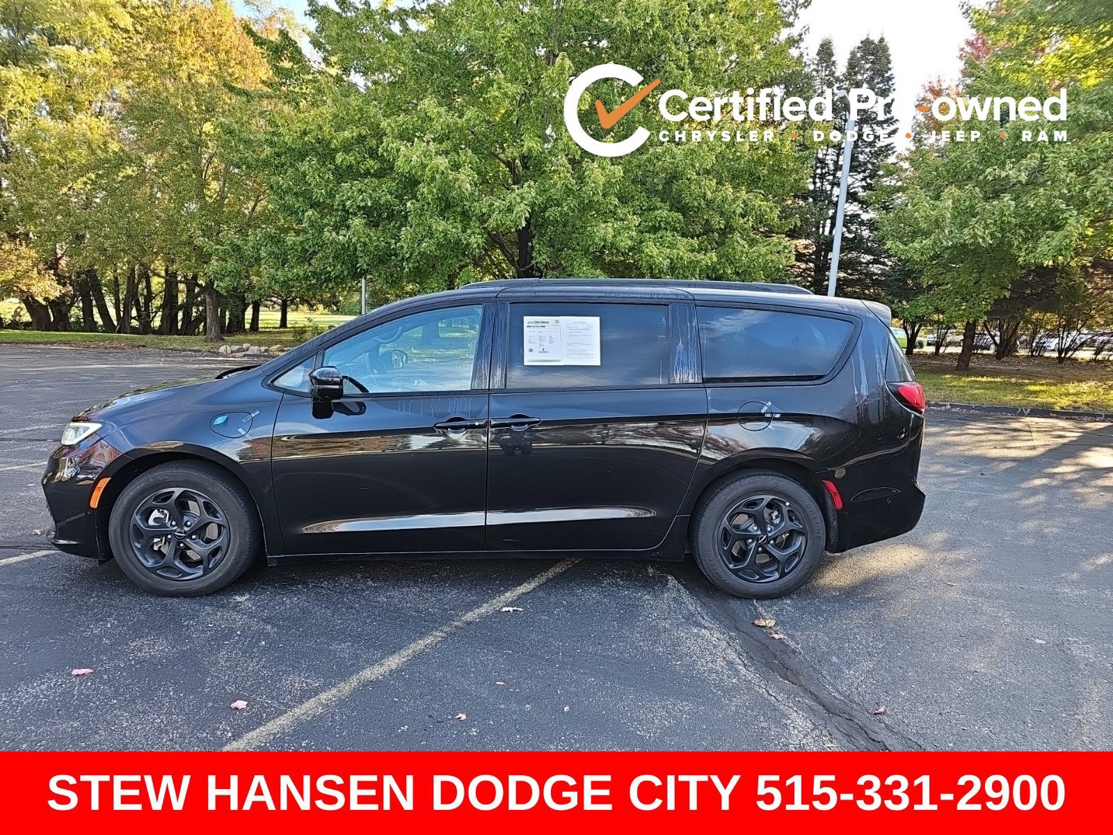 Used 2024 Chrysler Pacifica Premium FWD image 1