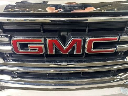 Used 2023 GMC Acadia SLE w/ Driver Convenience Package FWD image 10