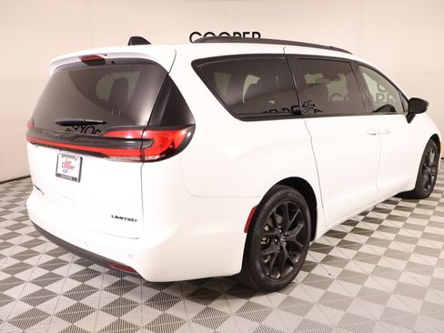 Used 2025 Chrysler Pacifica Limited FWD image 24
