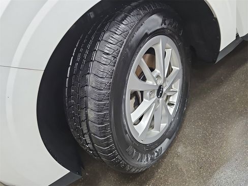 Used 2024 Kia Carnival LX image 31