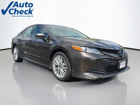 Used 2020 Toyota Camry XLE FWD image 1