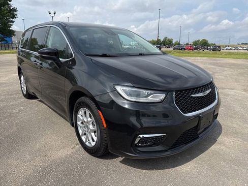 Used 2023 Chrysler Pacifica Touring-L FWD image 6