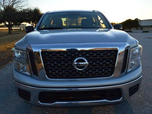 Used 2017 Nissan Titan SV image 10