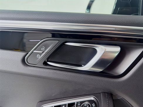 Certified 2023 Porsche Macan AWD/4WD image 7