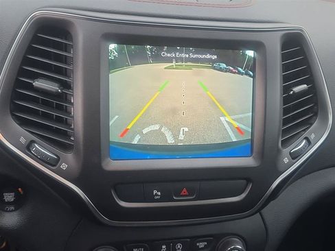 Used 2019 Jeep Cherokee Trailhawk w/ Comfort/Convenience Group AWD/4WD image 7