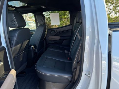 Used 2024 GMC Canyon Denali image 17