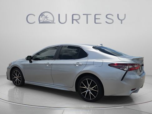 Used 2024 Toyota Camry SE FWD image 3