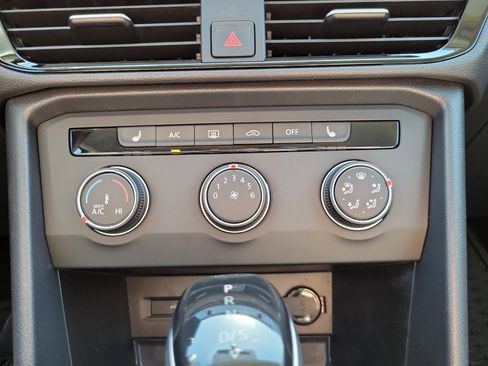 Certified 2022 Volkswagen Taos SE image 21