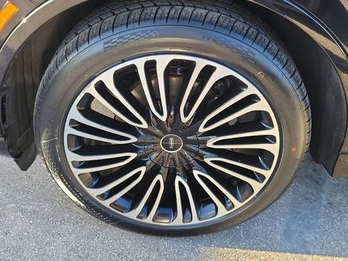 Certified 2022 Lincoln Aviator Black Label w/ Dynamic Handling Package image 8