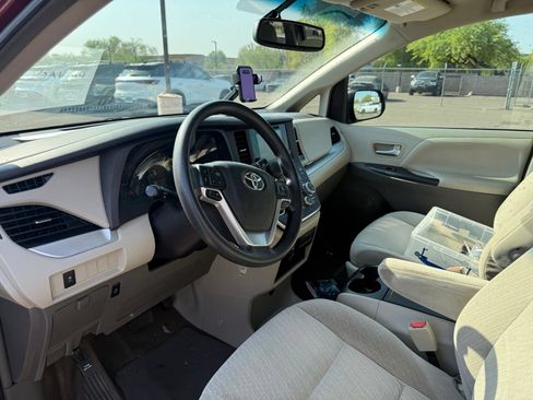Used 2017 Toyota Sienna LE FWD image 13