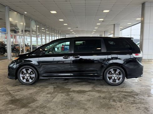 Used 2011 Toyota Sienna SE w/ Towing Pkg FWD image 2