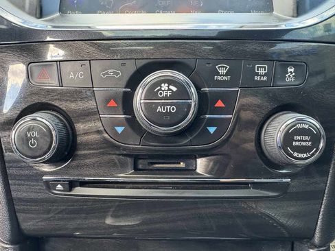Used 2014 Chrysler 300 C image 17