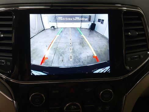 Used 2021 Jeep Grand Cherokee Limited w/ Luxury Group II image 34