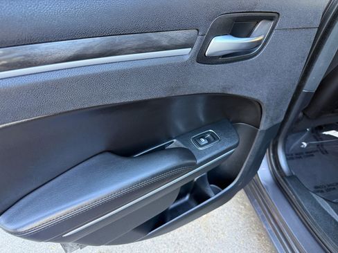 Used 2018 Chrysler 300 Touring w/ Sport Appearance Package image 12
