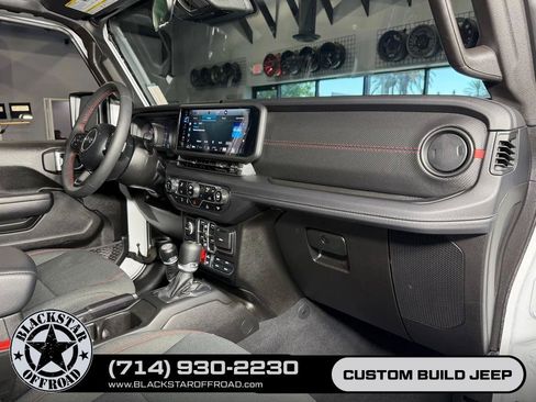 Used 2025 Jeep Wrangler Unlimited Rubicon AWD/4WD image 19