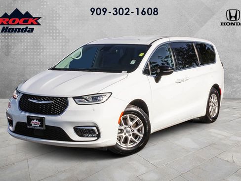 Used 2024 Chrysler Pacifica Touring-L FWD image 1