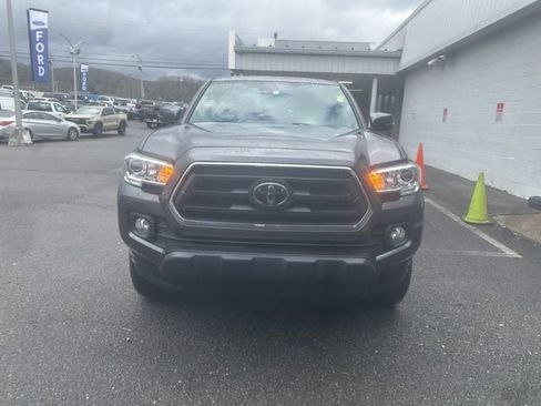 Used 2022 Toyota Tacoma SR5 w/ Technology Package image 2