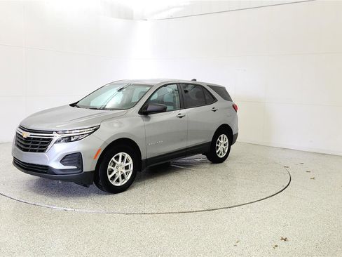 Used 2024 Chevrolet Equinox LS w/ LS Convenience Package FWD image 3