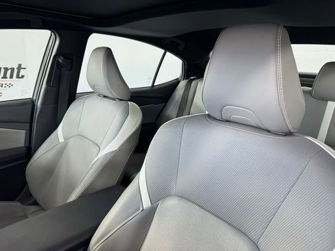 Used 2025 Toyota Camry SE w/ Convenience Package image 3