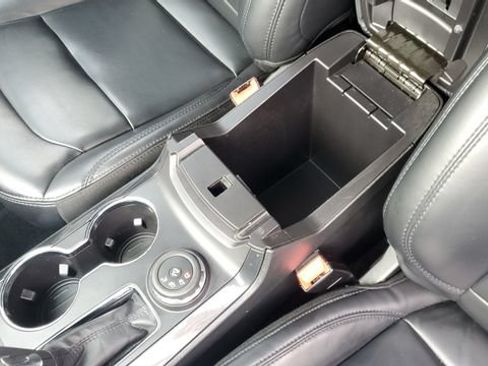Used 2019 Ford Explorer XLT w/ Equipment Group 202A AWD/4WD image 17