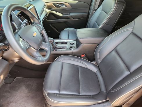 Used 2023 Chevrolet Traverse Premier FWD image 11